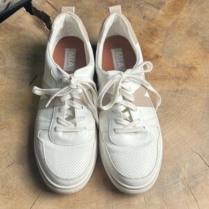Mia sneakers white with taupe accents.
MIA size 10. A132